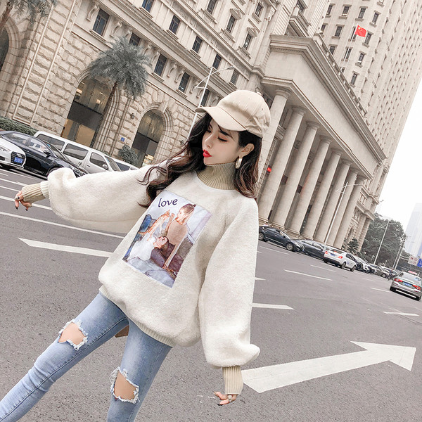 Γυναικείο πουλόβερ με μεγάλο κολάρο  σε μπεζ χρώμα με εφαρμογή