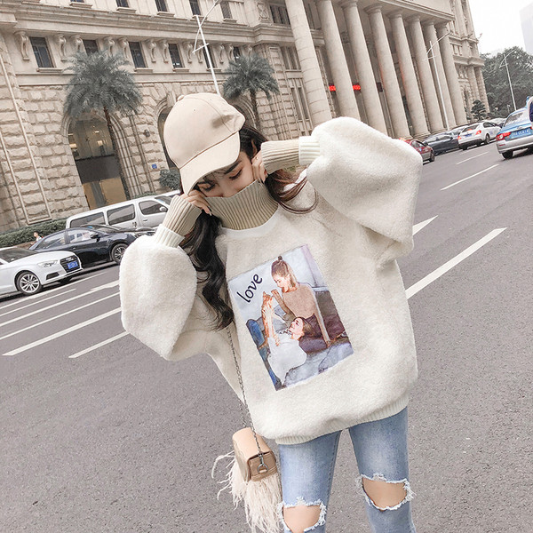 Γυναικείο πουλόβερ με μεγάλο κολάρο  σε μπεζ χρώμα με εφαρμογή