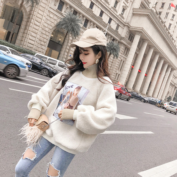 Γυναικείο πουλόβερ με μεγάλο κολάρο  σε μπεζ χρώμα με εφαρμογή