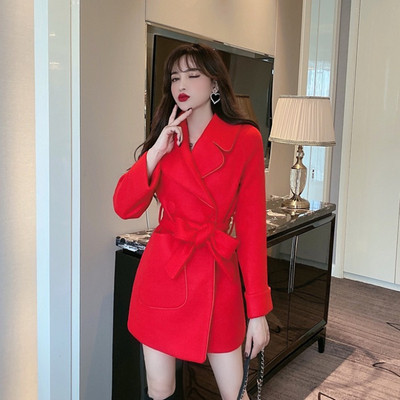 Дълго елегантно палто в червен цвят с колан