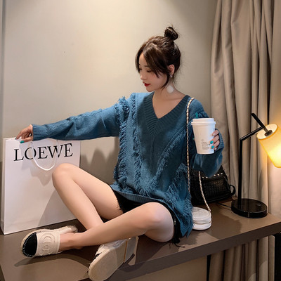 Pulover de damă modern cu decolteu spitz în roșu, albastru și alb