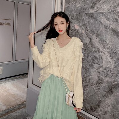 Pulover de damă modern cu decolteu spitz în roșu, albastru și alb