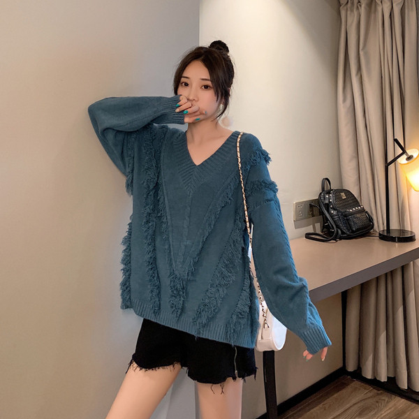 Pulover de damă modern cu decolteu spitz în roșu, albastru și alb