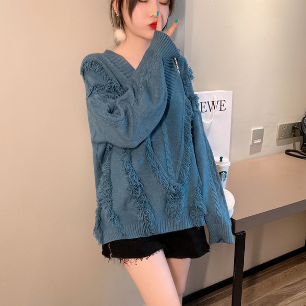 Pulover de damă modern cu decolteu spitz în roșu, albastru și alb