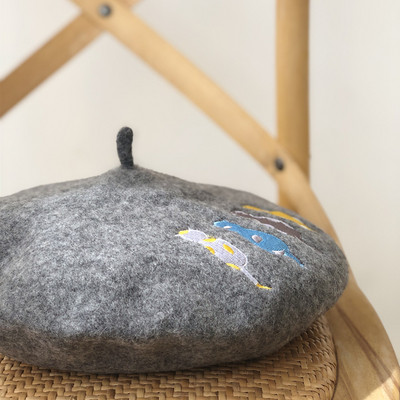 Μοντέρνο γυναικείο μπερές με κορδόνι σε γκρι, λευκό, κόκκινο, καφέ και μαύρο χρώμα