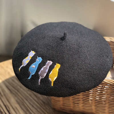 Μοντέρνο γυναικείο μπερές με κορδόνι σε γκρι, λευκό, κόκκινο, καφέ και μαύρο χρώμα