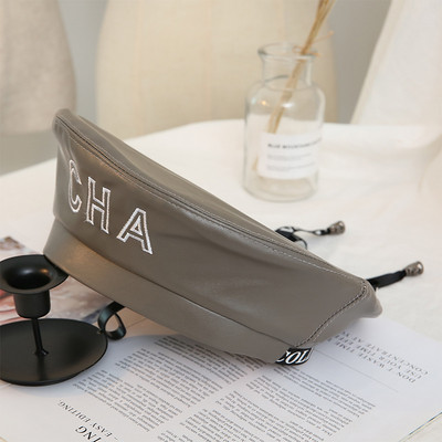 Μοντέρνο γυναικείο μπερές από συνθετικό δέρμα σε μαύρο, γκρι, λευκό, ροζ και καφέ χρώμα