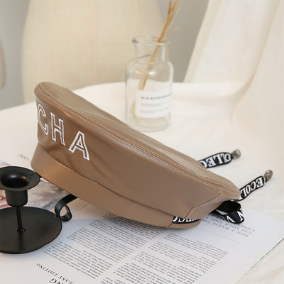 Μοντέρνο γυναικείο μπερές από συνθετικό δέρμα σε μαύρο, γκρι, λευκό, ροζ και καφέ χρώμα