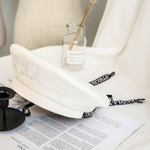 Μοντέρνο γυναικείο μπερές από συνθετικό δέρμα σε μαύρο, γκρι, λευκό, ροζ και καφέ χρώμα