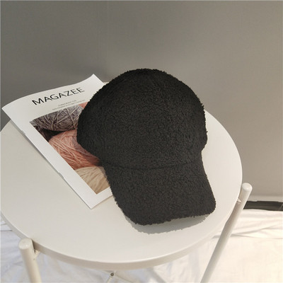 Χνουδοτό γυναικείο καπέλο με γείσο σε λευκό και μαύρο χρώμα