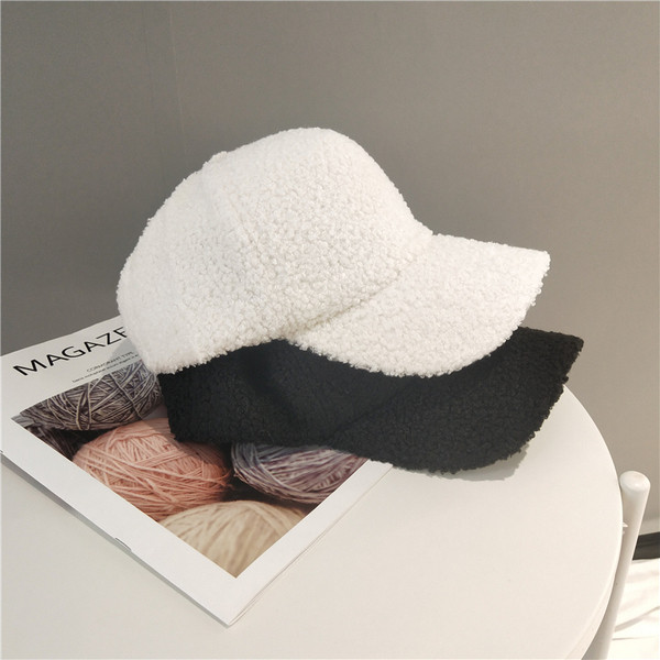 Χνουδοτό γυναικείο καπέλο με γείσο σε λευκό και μαύρο χρώμα