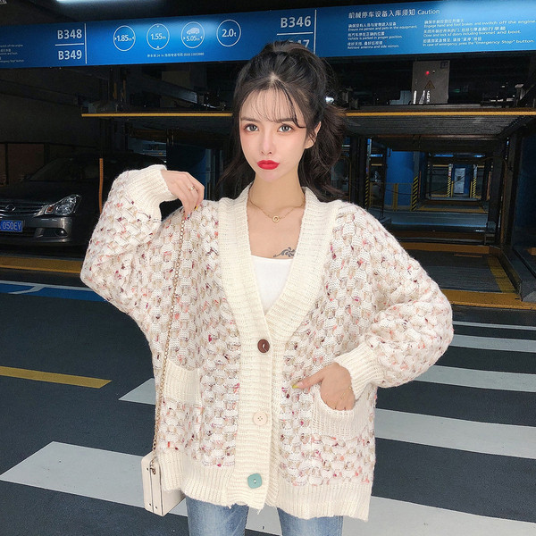 Alkalmi mellény mély nyakkivágással és gombokkal