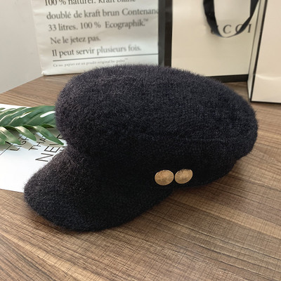 Șapcă modernă de damă cu elemente metalice în negru, alb și bej