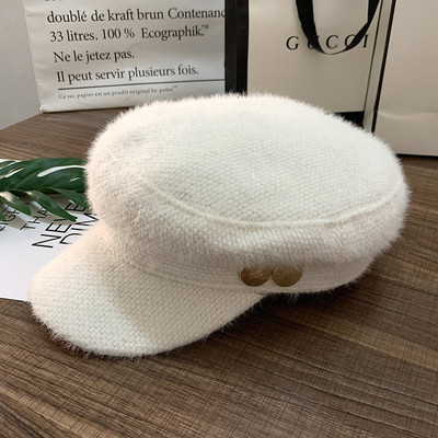 Șapcă modernă de damă cu elemente metalice în negru, alb și bej