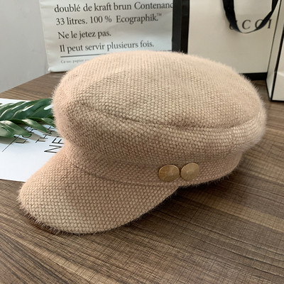 Șapcă modernă de damă cu elemente metalice în negru, alb și bej