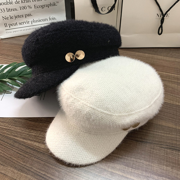 Șapcă modernă de damă cu elemente metalice în negru, alb și bej