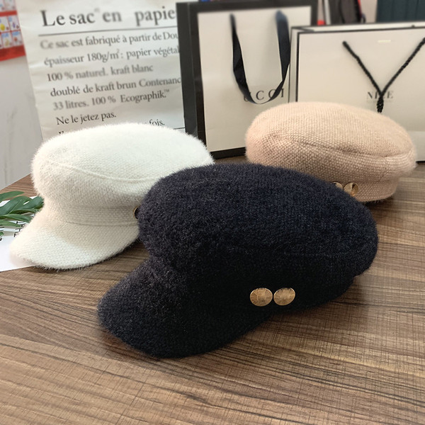 Șapcă modernă de damă cu elemente metalice în negru, alb și bej