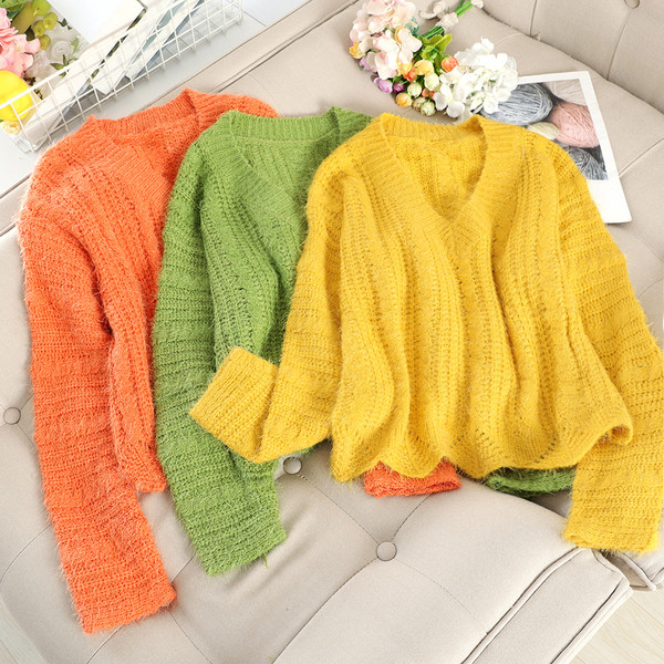 Γυναικείο μοντέρνο πουλόβερ με λαιμόκοψη σε διάφορα χρώματα