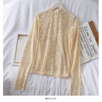 Μοντέρνα γυναικεία μπλούζα από δαντέλα με ψηλό γιακά και μακριά μανίκια