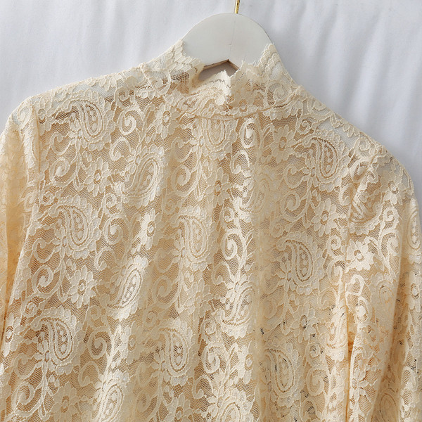 Μοντέρνα γυναικεία μπλούζα από δαντέλα με ψηλό γιακά και μακριά μανίκια