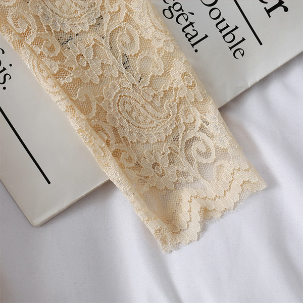 Μοντέρνα γυναικεία μπλούζα από δαντέλα με ψηλό γιακά και μακριά μανίκια