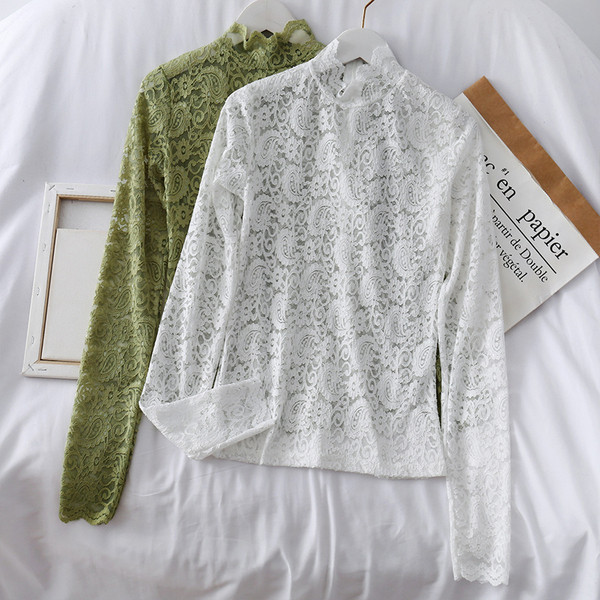 Μοντέρνα γυναικεία μπλούζα από δαντέλα με ψηλό γιακά και μακριά μανίκια