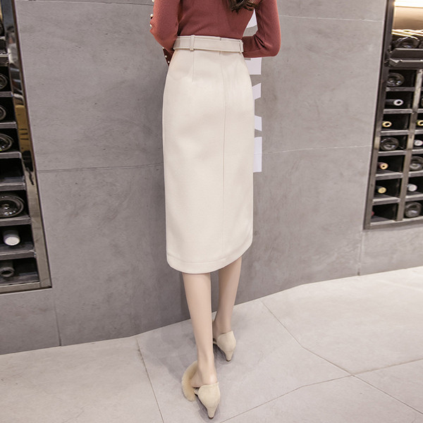 Fusta de dama moderna cu centura si nasturi in negru si bej