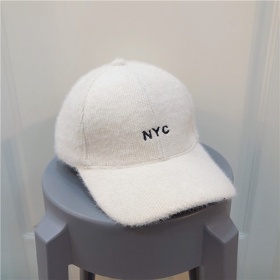 Μοντέρνο γυναικείο καπέλο με γείσο και κεντήματα