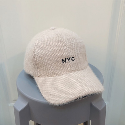 Μοντέρνο γυναικείο καπέλο με γείσο και κεντήματα