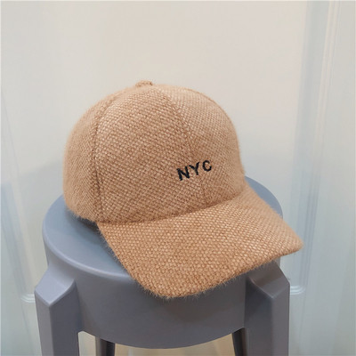 Μοντέρνο γυναικείο καπέλο με γείσο και κεντήματα