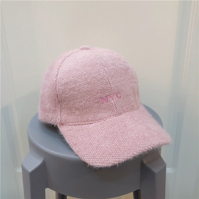 Μοντέρνο γυναικείο καπέλο με γείσο και κεντήματα