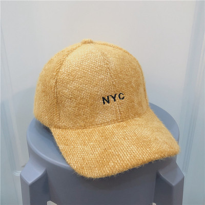 Μοντέρνο γυναικείο καπέλο με γείσο και κεντήματα