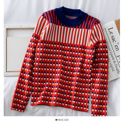 Modern női pulóver színes mintával és ovális nyakkivágással