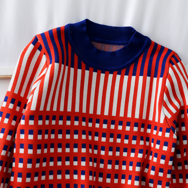 Modern női pulóver színes mintával és ovális nyakkivágással