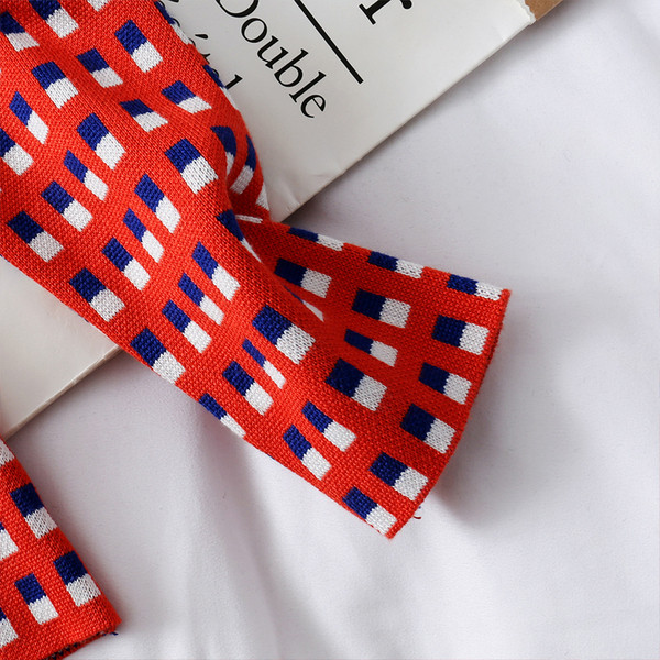 Modern női pulóver színes mintával és ovális nyakkivágással