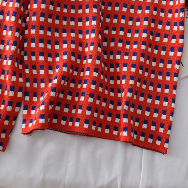 Modern női pulóver színes mintával és ovális nyakkivágással