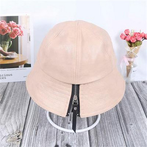 Γυναικείο καπέλο από συνθετικό δέρμα με φερμουάρ σε μαύρο, μπεζ, γκρι και πορτοκαλί χρώμα