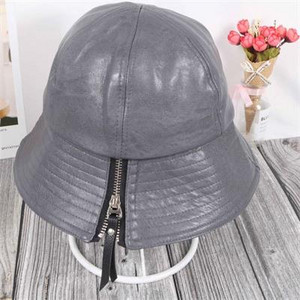 Γυναικείο καπέλο από συνθετικό δέρμα με φερμουάρ σε μαύρο, μπεζ, γκρι και πορτοκαλί χρώμα