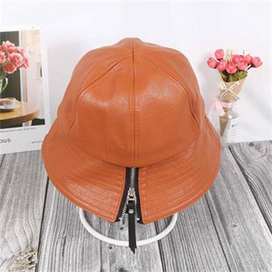 Γυναικείο καπέλο από συνθετικό δέρμα με φερμουάρ σε μαύρο, μπεζ, γκρι και πορτοκαλί χρώμα