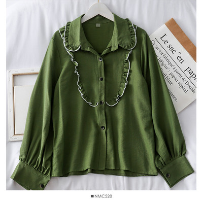 Modern női ing gombokkal és klasszikus gallérral fehér, zöld és rózsaszín színekben