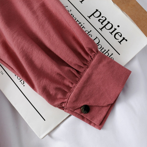 Modern női ing gombokkal és klasszikus gallérral fehér, zöld és rózsaszín színekben