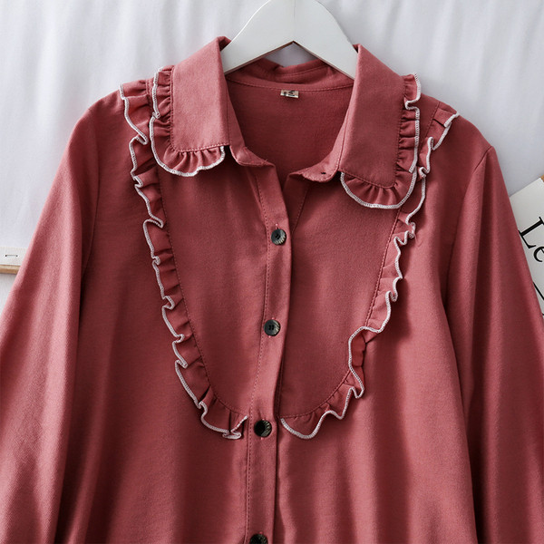 Modern női ing gombokkal és klasszikus gallérral fehér, zöld és rózsaszín színekben