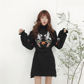 Μακρύ φούτερ με μεγάλο κολάρο και κεντήματα σε άσπρο και μαύρο χρώμα