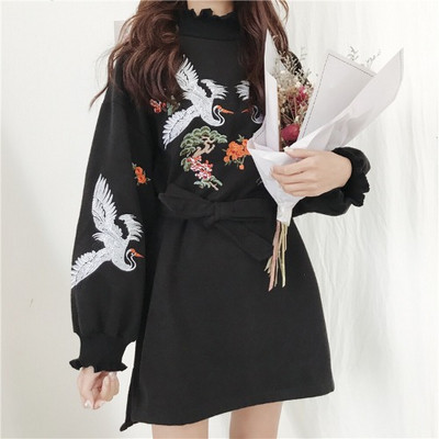 Μακρύ φούτερ με μεγάλο κολάρο και κεντήματα σε άσπρο και μαύρο χρώμα