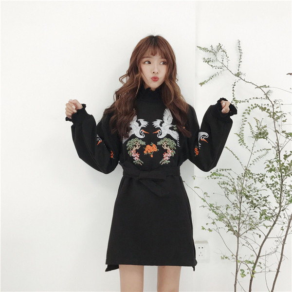 Μακρύ φούτερ με μεγάλο κολάρο και κεντήματα σε άσπρο και μαύρο χρώμα