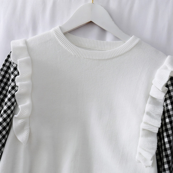 Μοντέρνο γυναικείο πουλόβερμε βολάν σε λευκό και μαύρο χρώμα