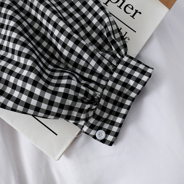 Μοντέρνο γυναικείο πουλόβερμε βολάν σε λευκό και μαύρο χρώμα