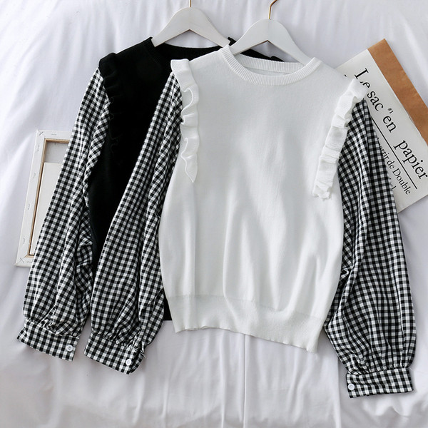 Μοντέρνο γυναικείο πουλόβερμε βολάν σε λευκό και μαύρο χρώμα