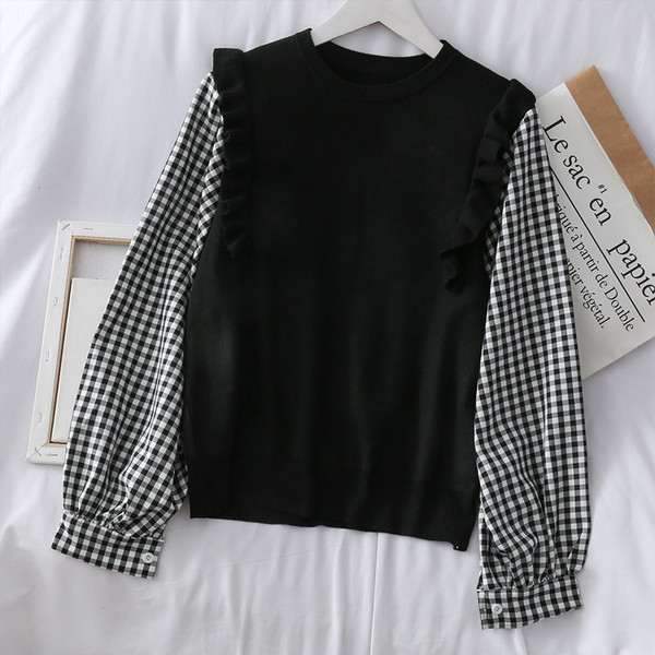 Μοντέρνο γυναικείο πουλόβερμε βολάν σε λευκό και μαύρο χρώμα