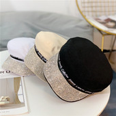 Pălărie modernă de damă cu inscripție și pietre în negru, alb și crem